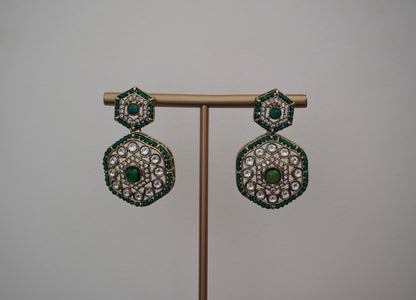 Green Heeya Kundan Pearl Necklace (Necklace, Earrings, Maang Tikka)