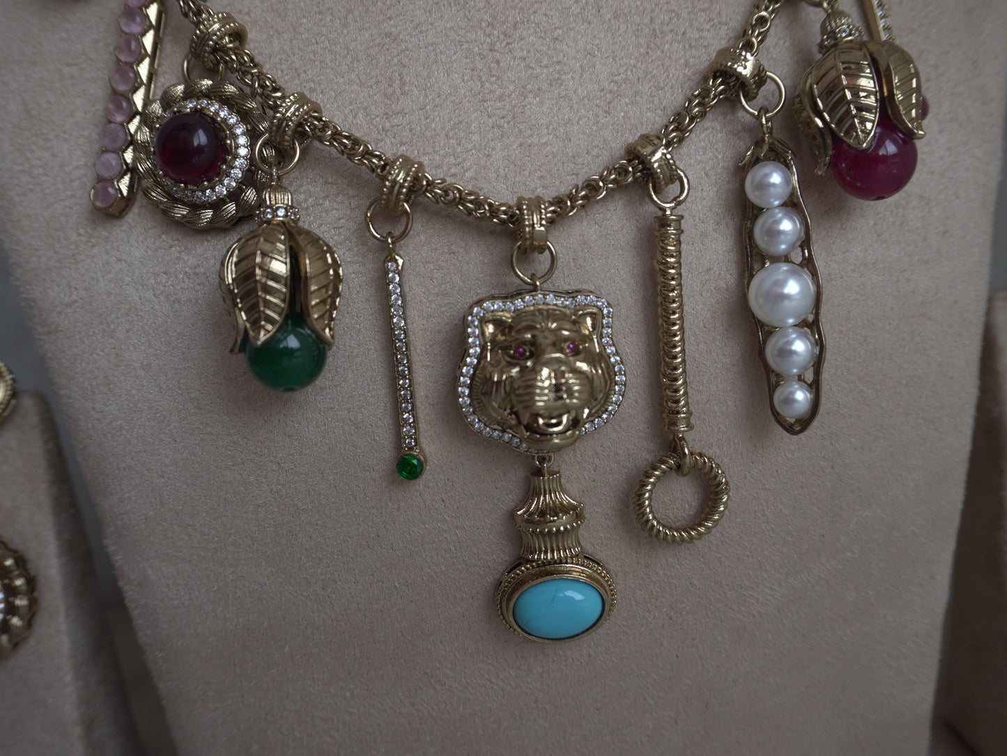 Charm Heritage Necklace Set