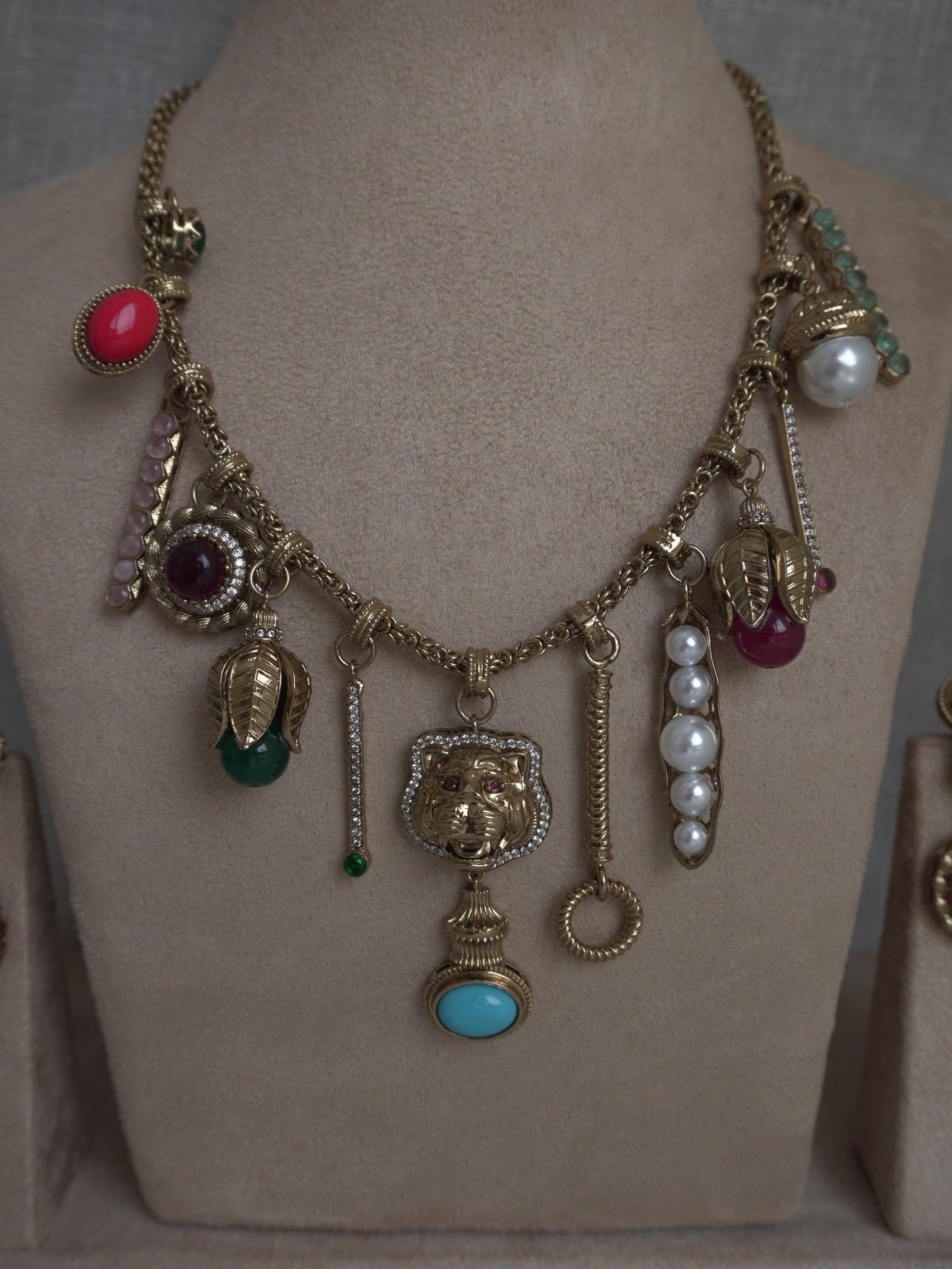 Charm Heritage Necklace Set